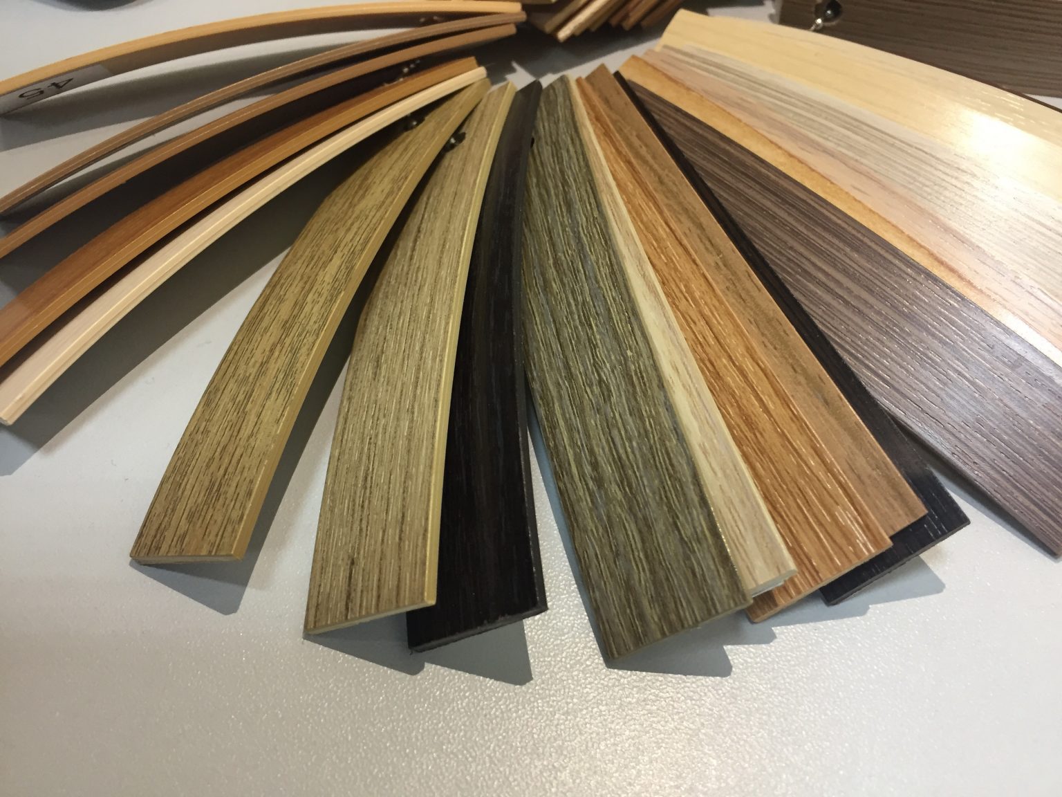 Кромление лдсп кромкой 2мм. Кромка дсп 2 мм. Лдсп эггер кромка 2мм. Кромка фасада пвх. Кромление лдсп кромкой 2мм.